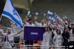 El barco que transporta al equipo de Israel desciende por el Sena en París, Francia, durante la ceremonia de inauguración de los Juegos Olímpicos de Verano de 2024, el viernes 26 de julio de 2024. (AP Photo/Rebecca Blackwell)