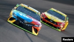 Dos pilotos practican en Avondale, Arizona, durante la competencia Bluegreen Vacations 500 en la pista ISM Raceway, en noviembre del 2019. (FotoMark J. Rebilas-USA TODAY Sports)