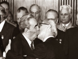 El Beso de dos dictadores: Brezhnev-Honecker