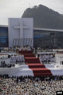 Un momento de la misa de clausura de la XXVIII Jornada Mundial de la Juventud que ha oficiado hoy el papa Francisco en la playa de Copacabana de Río de Janeiro.