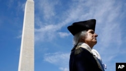 John Lopes, interpretando el papel del presidente George Washington, se encuentra cerca del Monumento a Washington.