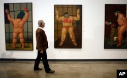 Fernando Botero observa su obra en la exposición "Arte de Confrontación" en el American University Museum en Washington DC