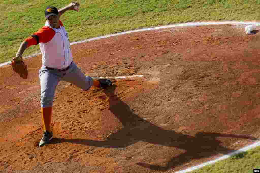 &nbsp;Yasmani Hernández, de Villa Clara de Cuba, lanza una pelota hoy, lunes 3 de febrero de 2014, durante un partido contra Tigres del Licey de República Dominicana en el tercer día de la Serie del Caribe 2014, en el Estadio Nueva Esparta, en Margarita (Venezuela).