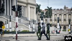 Foto Archivo. Policías cubanos patrullan los alrededores del Capitolio La Habana, la provincia con más actos represivos registrados en diciembre por Cubalex