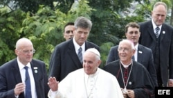 Escoltas del Papa Francisco le acompañan a la Loma de la Cruz en Holguín. 