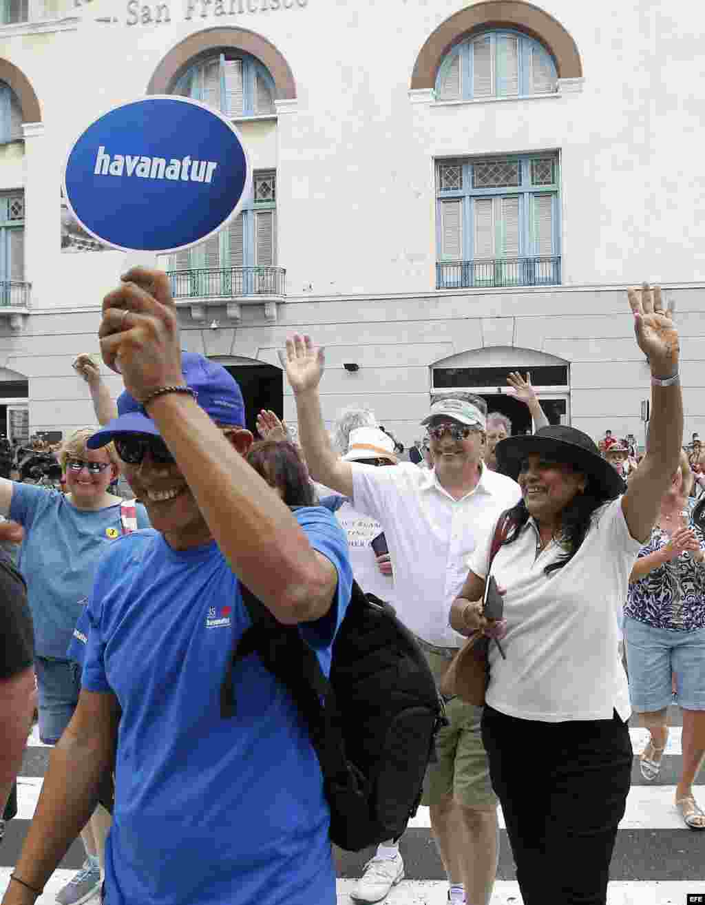 Un grupo de cubanos da la bienvenida al buque Adonia de la compañía Fathom, filial de la empresa Carnival, hoy, lunes 2 de mayo de 2016, a La Habana.