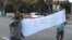 Activistas protestan frente a la Fiscalía General de la República, en La Habana. (Tomado de video de UNPACU)