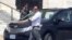 El expresidene Manuel Zelaya se dispone a abordar un auto diplomático venezolano