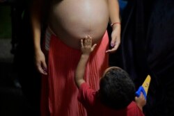 El sobrino de Ada Mendoza toca el vientre de la embarazada