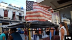Una bandera estadounidense ondea en un bicitaxi hoy, lunes 14 de marzo de 2016, en La Habana (Cuba), a pocos días de la visita del presidente de EE.UU., Barack Obama. Una delegación de 23 miembros del Congreso de EE.UU., entre los que destaca la líder dem