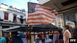 Una bandera estadounidense ondea en un bicitaxi en La Habana (Cuba).