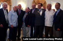 Exiliados cubanos celebran el cumpleaños 94 de Luis Conte Aguero.