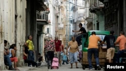 Vida diaria en una calle de La Habana Vieja. (REUTERS/Desmond Boylan)