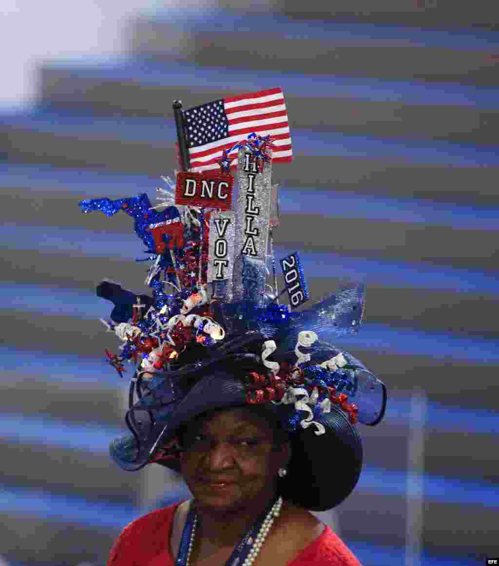 na mujer viste un sombrero con símbolos demócratas en el tercer día de la Convención Nacional Demócrata 2016 hoy, miércoles 27 de julio de 2016, en el Wells Fargo Center de Filadelfia, Pensilvania (EE.UU.). EFE/La reunión de cuatro días terminará con la a
