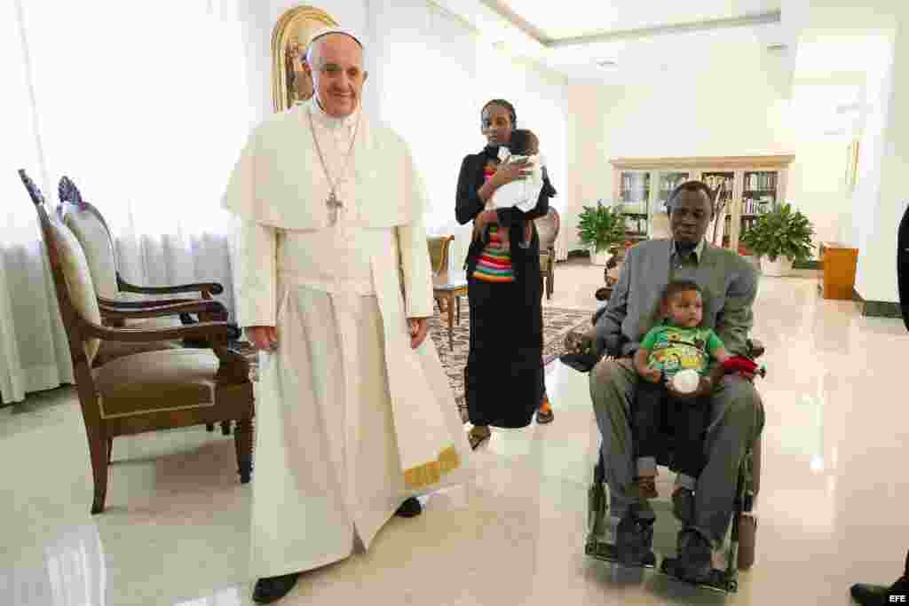 La pareja sudanesa Mariam Yahya Ibrahim (c) y su esposo Daniel Wani (R), junto a sus hijos en la Residencia de Santa Marta, en el Vaticano. 