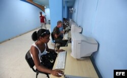 Cubanos acceden a Internet en una sala de navegación de ETECSA.