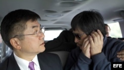 El disidente chino junto al embajador de EE UU en Pekín 