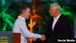 El vicepresidente Pence saluda al presidente colombiano Juan Manuel Santos.