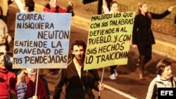 Manifestantes protestan contra el Gobierno de Ecuador por dos proyectos legales sobre las herencias y la plusvalía inmobiliaria. 
