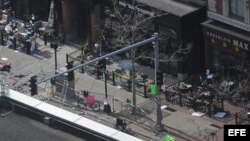 Vista general del lugar donde se registraron dos explosiones cerca de la línea de meta del maratón de Boston, Massachusetts.