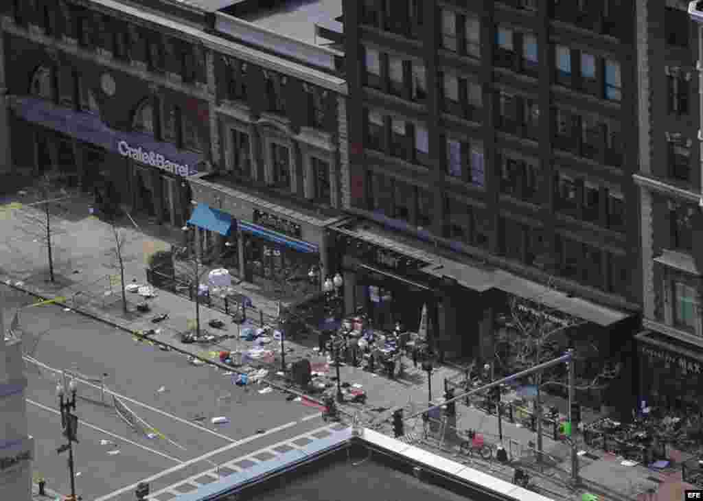 Vista general del lugar donde se registraran dos explosiones cerca a la línea de meta de la 117 Maratón de Boston, Massachusetts.