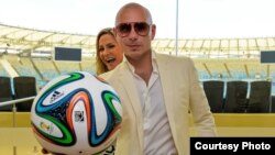 El cantante cubanoamericano Pitbull en una imagen promocional de la FIFA.