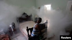Una vivienda es fumigada en La Habana, en septiembre de 2012. (REUTERS/Desmond Boylan/Archivo).