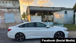 Un auto importado de EEUU en una calle de La Habana.