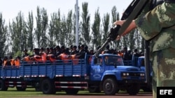 Un policía vigilando durante la sentencia pública de 55 criminales. 