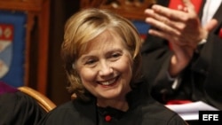 La exsecretaria de Estado de Estados Unidos, Hillary Clinton, momentos antes de recibir un reconocimiento honorífico en la Universidad de St Andrews, Fife, Escocia, el 13 de septiembre de 2013.
