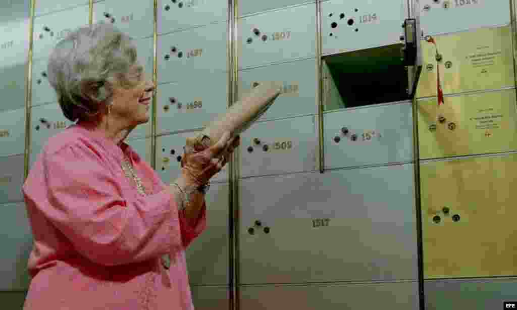 La escritora mexicana Elena Poniatowska, Premio Cervantes 2013, durante el acto en el que ha donado un legado a la Caja de las Letras del Instituto Cervantes, dos días antes de recibir el premio de manos del Rey.