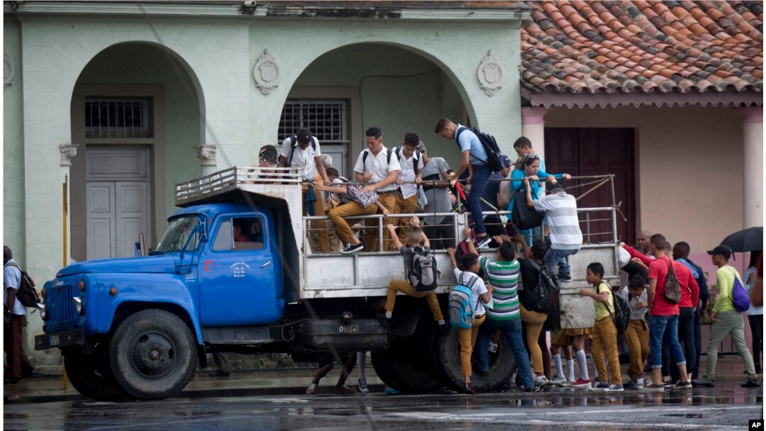 A la escuela en camiones y coches