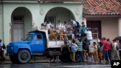 A la escuela en camiones y coches