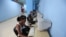 Varias personas acceden a Internet en una sala de navegación en La Habana, Cuba. Archivo