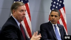 Fotografía de archivo del presidente Barack Obama (d) y del senador Lindsey Graham (i).