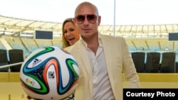 El cantante cubanoamericano Pitbull en una imagen promocional de la FIFA.