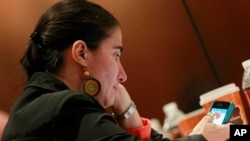 FOTO ARCHIVO. La periodista cubana Yoani Sámchez en una reunión en Denver. (AP Photo/David Zalubowski)