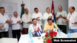 Firma del acuerdo entre la empresa mexicana Dipensa y la estatal cubana Asticar para la construcción de un astilleo en Yucatán.