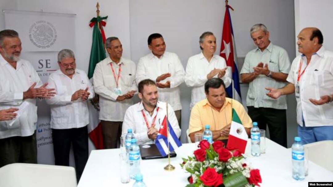 Firma del acuerdo entre la empresa mexicana Dipensa y la estatal cubana Asticar para la construcción de un astilleo en Yucatán.
