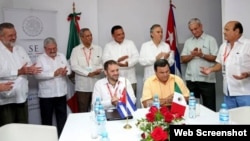 Firma del acuerdo entre la empresa mexicana Dipensa y la estatal cubana Asticar para la construcción de un astilleo en Yucatán.