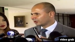 El vicecanciller de Costa Rica, Alejandro Solano, habla con la prensa el martes sobre los migrantes cubanos.