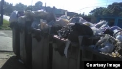 Contenedores desbordados de basura en las calles de Santiago de las Vegas