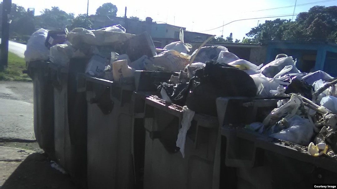 Contenedores desbordados de basura en las calles de Santiago de las Vegas