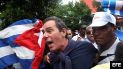 Detención del periodista independiente Lázaro Yuri Valle, el 10 de diciembre de 2015, en La Habana.