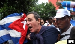 El periodista independiente Lázaro Yuri Valle Roca es detenido el 10 de diciembre de 2015, en La Habana (Cuba).