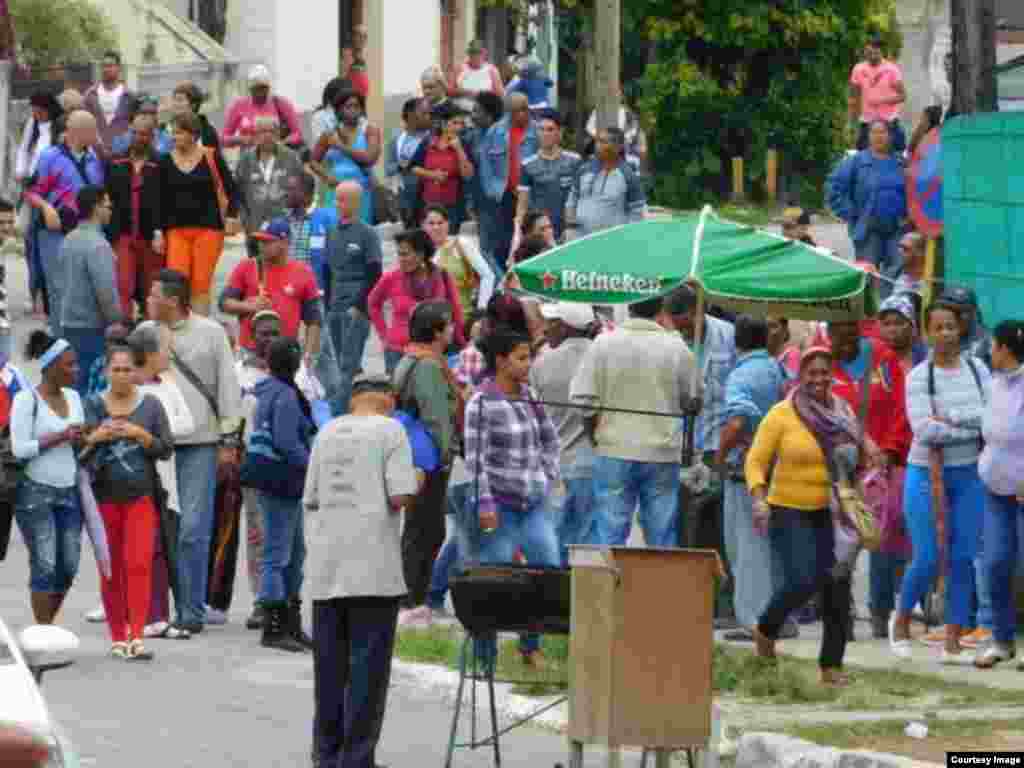 Esquina acondicionada para reunir a los civiles usados en el acto de repudio a las Damas de Blanco en La Habana. Foto cortesía Ángel Moya.