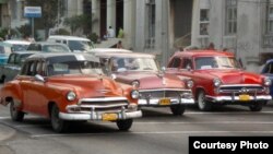 "Almendrones" americanos de los años 50 aún ruedan en Cuba.
