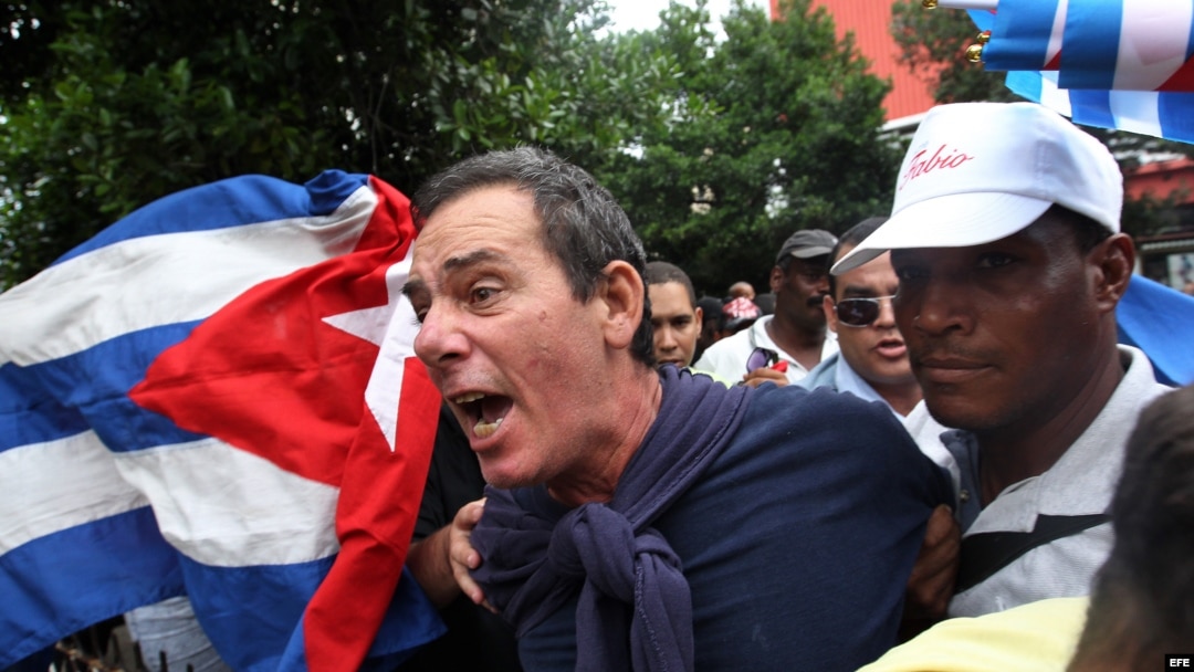 El periodista independiente Lázaro Yuri Valle Roca es detenido el 10 de diciembre de 2015, en La Habana.