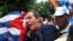 El periodista independiente Lázaro Yuri Valle Roca es detenido el 10 de diciembre de 2015, en La Habana.