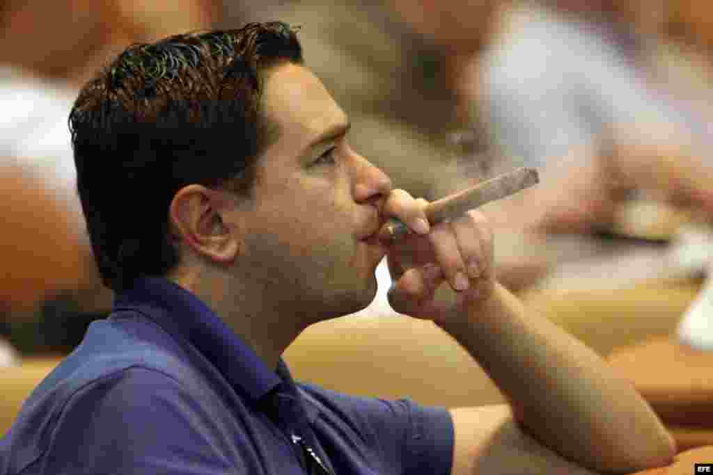 Un hombre fuma un tabaco Cohiba que celebra el 50 aniversario de su creación en 2016, durante la inauguración del Festival del Habano en La Habana.